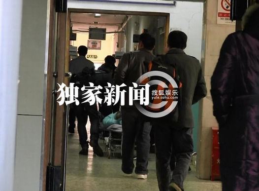 愛(ài)戴與神秘男騎機(jī)車狂飆出車禍 倒地不起電話求救