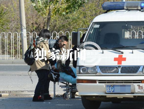 愛戴與神秘男騎機(jī)車狂飆出車禍 倒地不起電話求救
