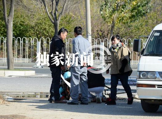 愛戴與神秘男騎機車狂飆出車禍 倒地不起電話求救