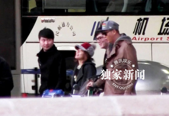 好聲音學(xué)員關(guān)喆機(jī)場現(xiàn)身 豪車豪宅彰顯身份