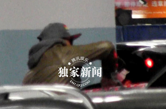 好聲音學員關喆機場現(xiàn)身 豪車豪宅彰顯身份
