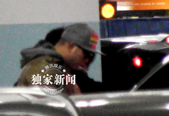 好聲音學(xué)員關(guān)喆機(jī)場(chǎng)現(xiàn)身 豪車豪宅彰顯身份