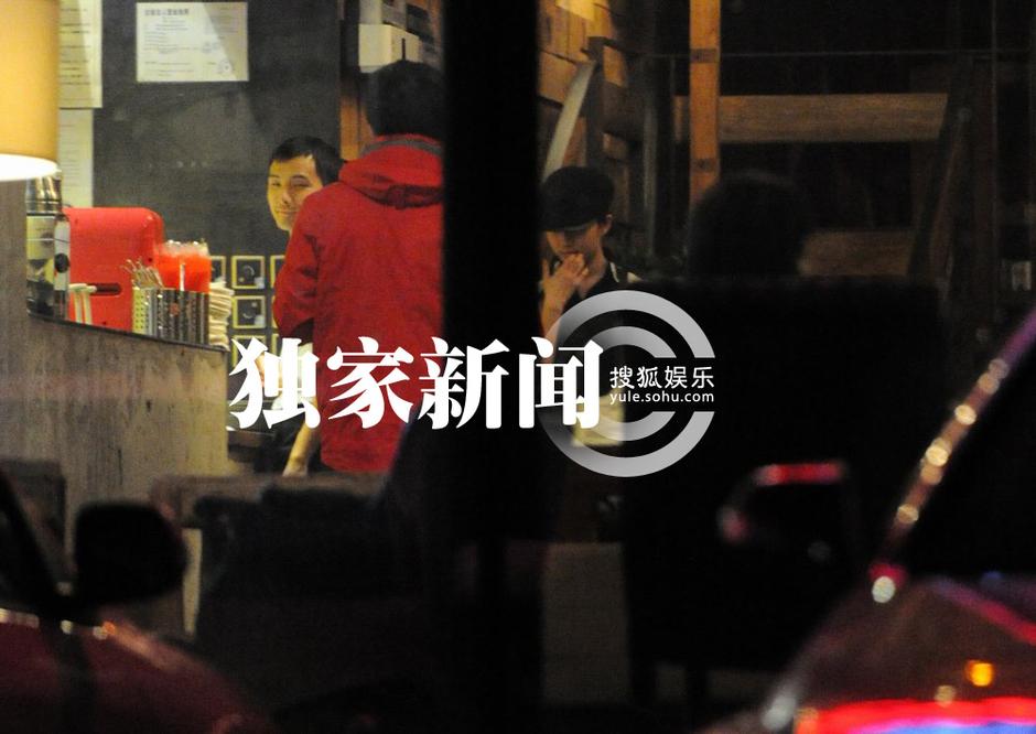 劉亦菲與閨蜜“夜談” 駕豪車(chē)同回別墅