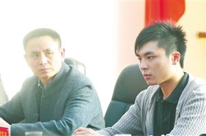 兒子周成程要參軍，父親周奇迪（左一）很是支持