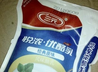 三元酸奶冷藏半年未變質(zhì) 公司稱是正常現(xiàn)象