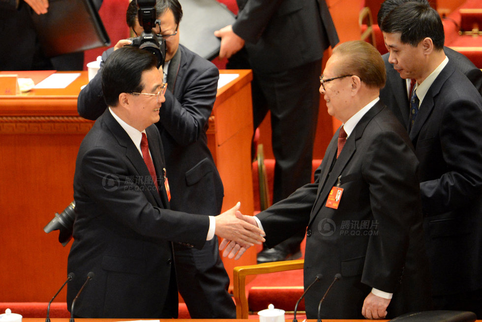 大會(huì)閉幕后，胡錦濤與江澤民握手。