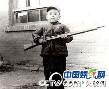 當(dāng)紅名嘴罕見(jiàn)童年萌照曝光 謝娜撒嬌賣萌歐弟天生性感厚唇