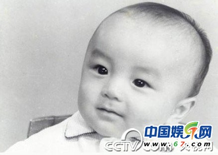 當(dāng)紅名嘴罕見(jiàn)童年萌照曝光 謝娜撒嬌賣萌歐弟天生性感厚唇