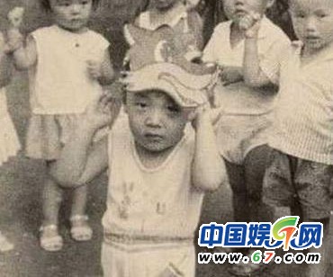 當紅名嘴罕見童年萌照曝光 謝娜撒嬌賣萌歐弟天生性感厚唇
