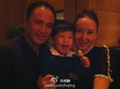 胡靜34歲生日秀一家三口合影 力證婚姻幸福美滿(mǎn)