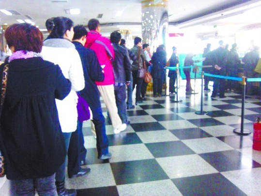 保障房進入選房階段 房地產交易中心人滿為患