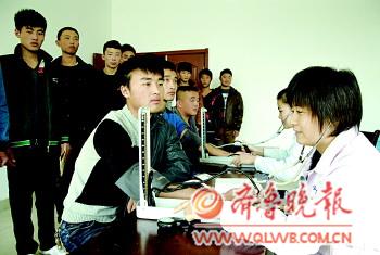 適齡青年正在體檢。本報記者黃廣華攝