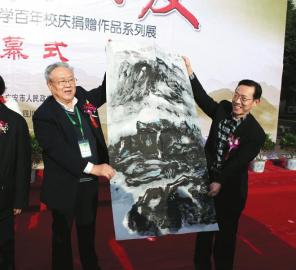 17日上午，曾擔(dān)任鄧小平辦公室警衛(wèi)秘書的張寶忠中將（左）向廣安市政府贈送書畫作品。