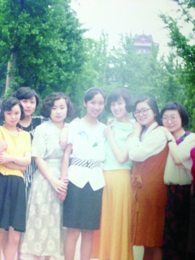 大學(xué)時(shí)代的華春瑩（右二）。