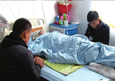 同學(xué)們在病房看望龔鈺犇11月17日攝。新華社發(fā)
