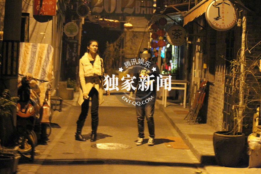 徐崢“出軌”白衣女是陶虹學妹 王熙然暴怒否認是小三三