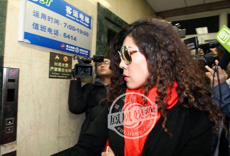 黃曉明拍戲摔傷左腿骨折 于東現(xiàn)場(chǎng)致歉