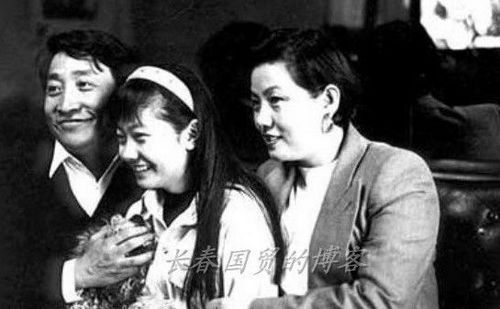 姜昆攜33歲女兒姜珊亮相時尚晚宴 年少成名昔日舊照曝光