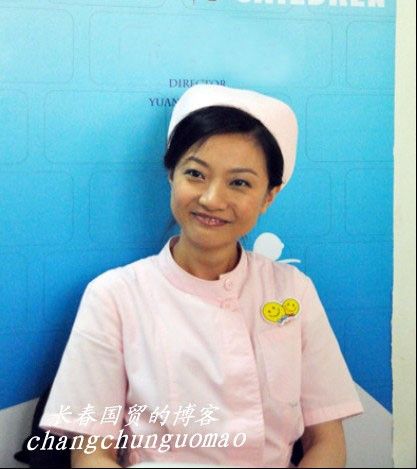 姜昆攜33歲女兒姜珊亮相時尚晚宴 年少成名昔日舊照曝光
