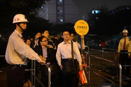 廣州地鐵故障 乘客自行開(kāi)車(chē)門(mén)隧道中摸黑出站