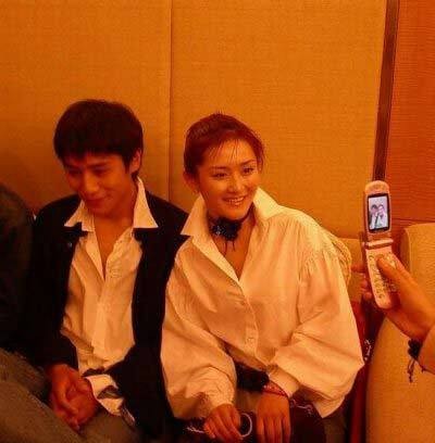 謝娜首次登臺(tái)照曝光 嬰兒肥如小胖妞眉清目秀