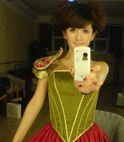 謝娜首次登臺照曝光 嬰兒肥如小胖妞眉清目秀