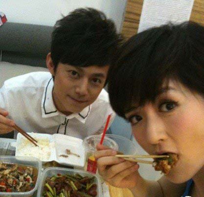 謝娜首次登臺照曝光 嬰兒肥如小胖妞眉清目秀