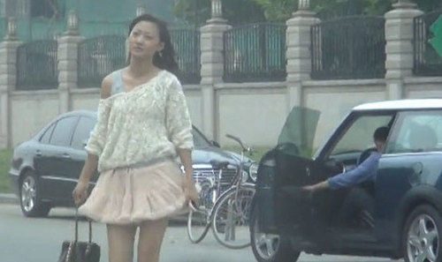 王學(xué)兵蜜戀?gòu)堒奋?小15歲新歡露肩同住曝光私照