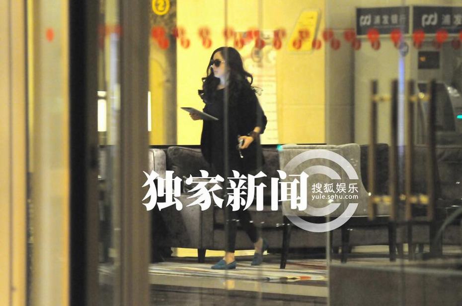 楊冪深夜入住酒店 大堂沙發(fā)側臥打游戲