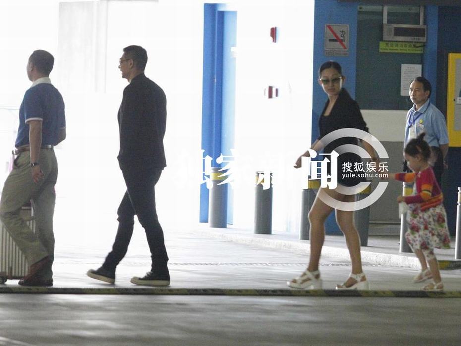 趙文卓攜妻帶女現(xiàn)身機(jī)場(chǎng) 妻子熱褲秀長腿女兒可愛近照曝光