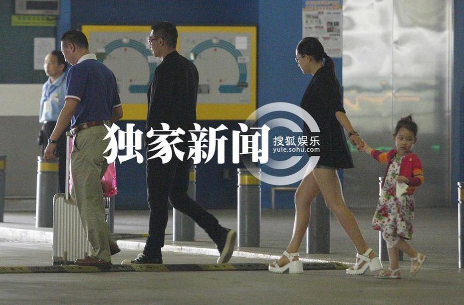 趙文卓攜妻帶女現(xiàn)身機場 妻子熱褲秀長腿女兒可愛近照曝光