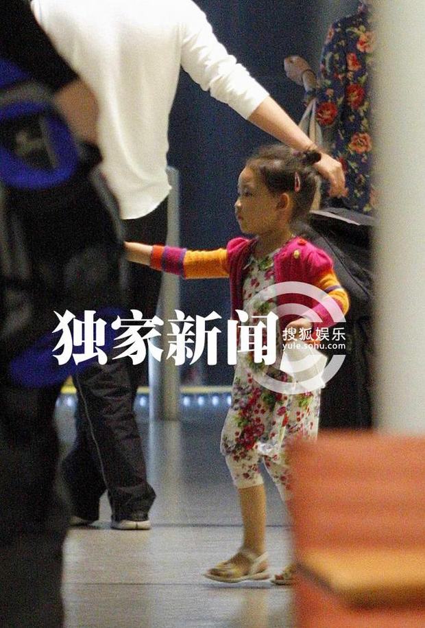趙文卓攜妻帶女現(xiàn)身機場 妻子熱褲秀長腿女兒可愛近照曝光