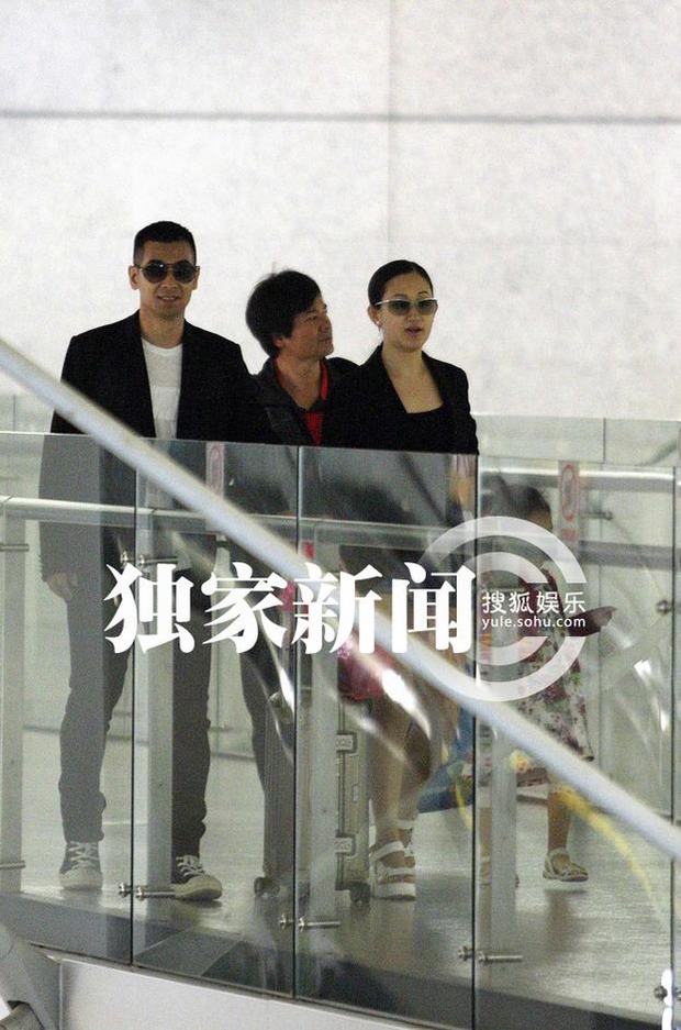 趙文卓攜妻帶女現(xiàn)身機(jī)場(chǎng) 妻子熱褲秀長(zhǎng)腿女兒可愛(ài)近照曝光