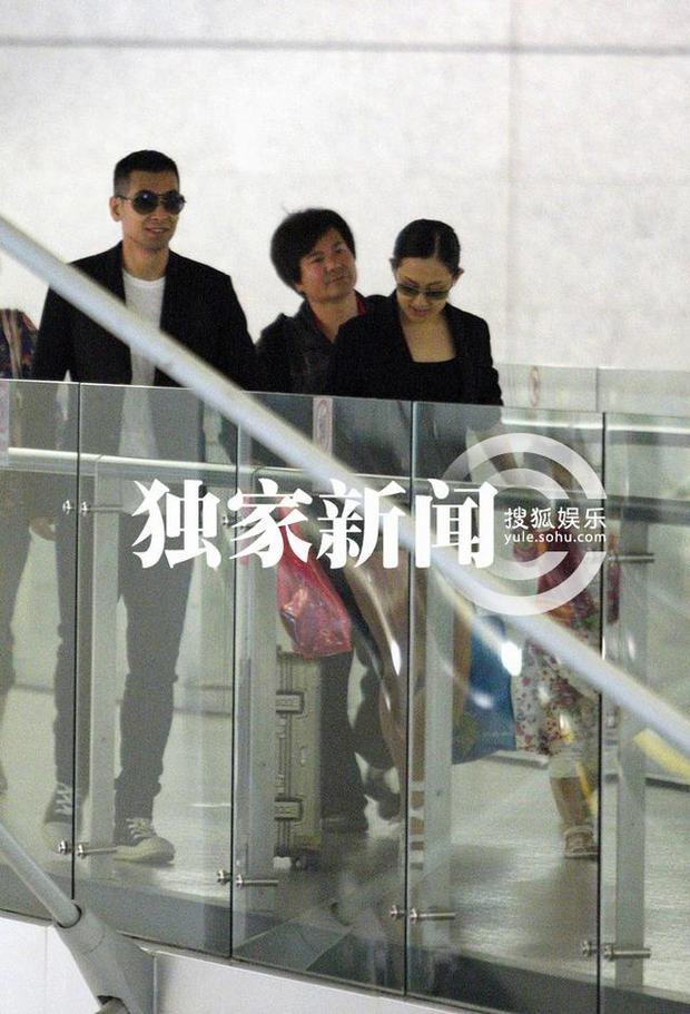 趙文卓攜妻帶女現(xiàn)身機(jī)場 妻子熱褲秀長腿女兒可愛近照曝光