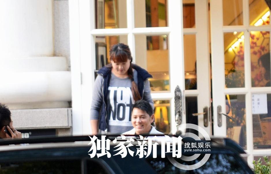 莫少聰陪愛(ài)妻做造型知足常樂(lè)
