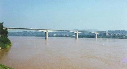 四川瀘州長江大橋2號(hào)橋墩現(xiàn)裂縫 已限行(組圖)