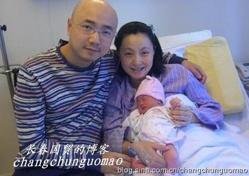 小陶虹產(chǎn)女時全家合影