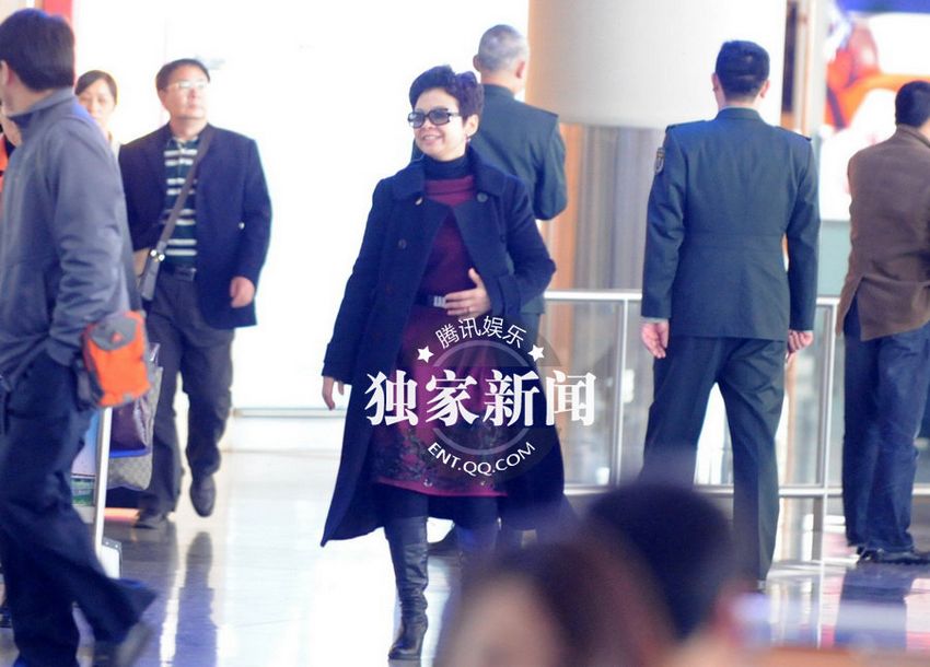 董文華回京神采奕奕 一路笑容滿面