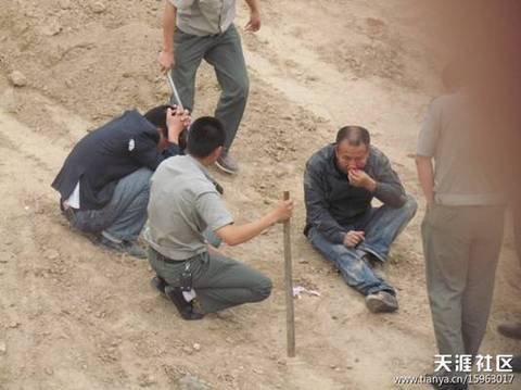 陜AWK707的西安城管執(zhí)法車和6名穿制服的城管，手持棍棒，在郊外毆打兩名倒地男子。 