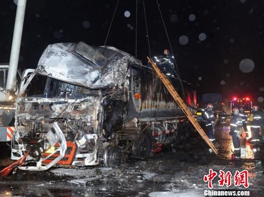 圖為消防官兵爬上油罐車查看情況，準(zhǔn)備吊裝轉(zhuǎn)移肇事油罐車。。劉忠俊攝