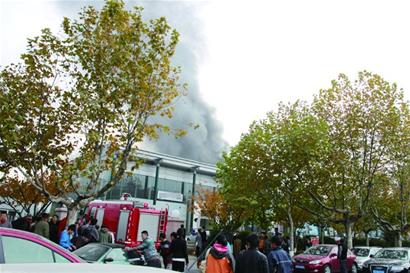 青島海爾路車行起火爆炸 15輛消防車2小時才撲滅
