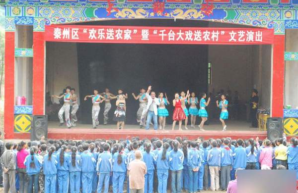 在農(nóng)村看場娛樂節(jié)目真不容易呀