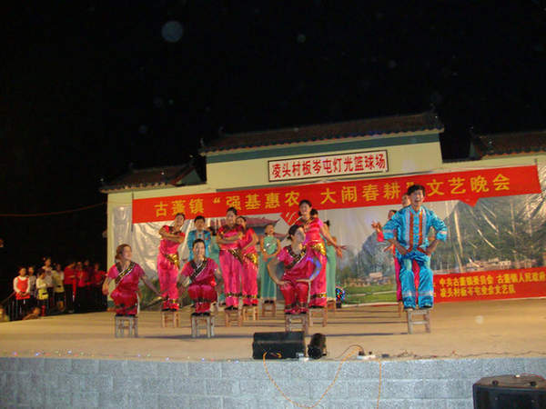 在農(nóng)村看場(chǎng)娛樂(lè)節(jié)目真不容易呀
