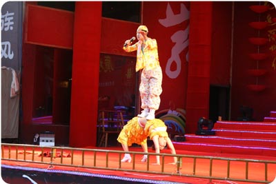 在農(nóng)村看場娛樂節(jié)目真不容易呀