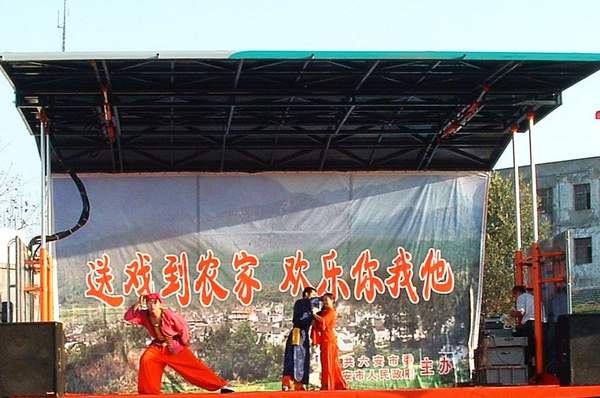 在農(nóng)村看場(chǎng)娛樂節(jié)目真不容易呀
