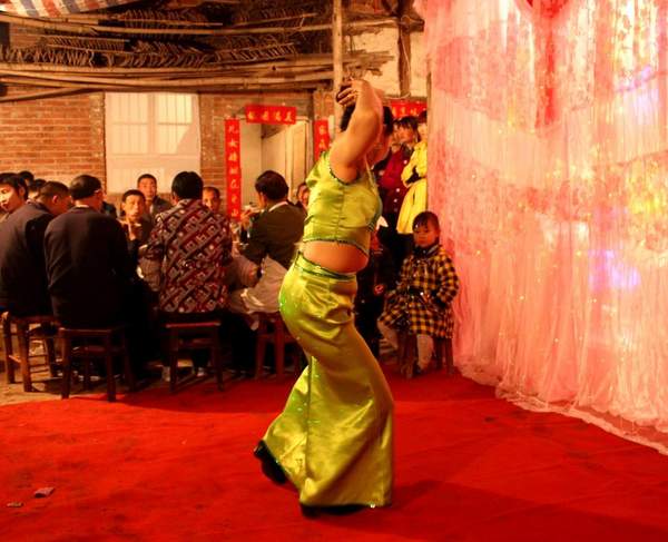 在農(nóng)村看場(chǎng)娛樂(lè)節(jié)目真不容易呀