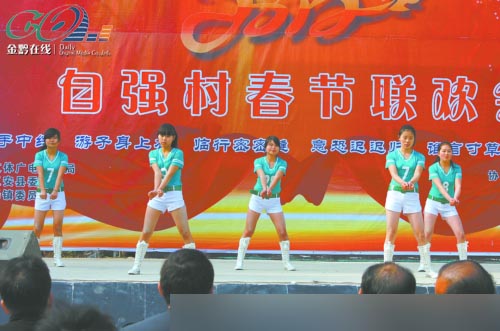 在農(nóng)村看場(chǎng)娛樂(lè)節(jié)目真不容易呀