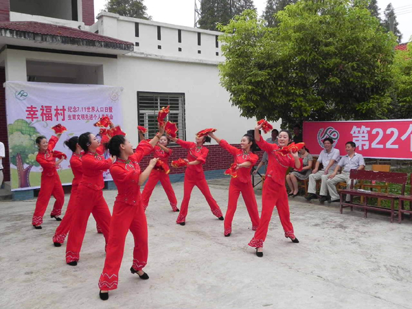 在農(nóng)村看場(chǎng)娛樂(lè)節(jié)目真不容易呀
