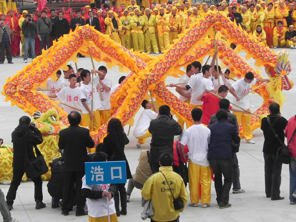 在農(nóng)村看場(chǎng)娛樂(lè)節(jié)目真不容易呀