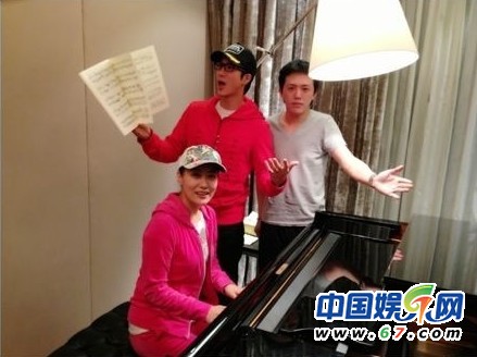 王力宏李云迪親密看電影被抓現(xiàn)行 網(wǎng)友呼：在一起！